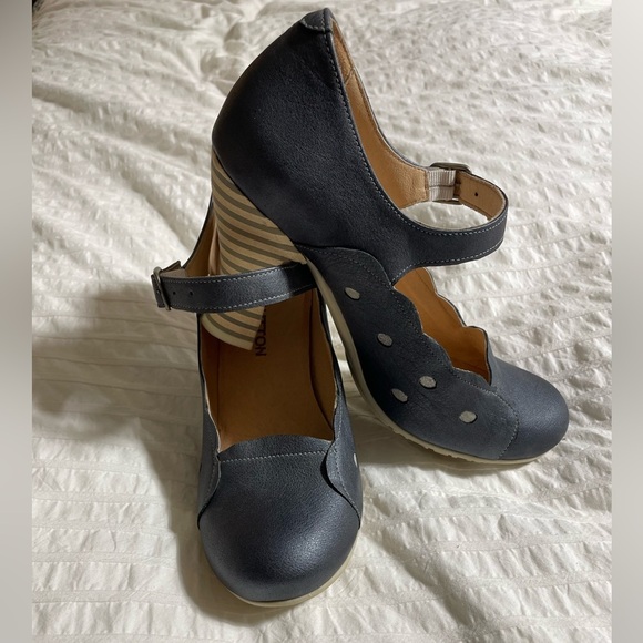 Gold button heels - Picture 2 of 2